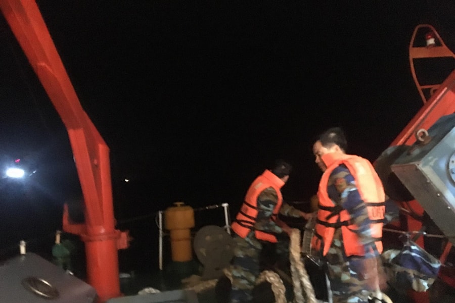 Nước bất ngờ tràn khoang máy tàu cá, 6 ngư dân Nghệ An gọi cứu nạn khẩn cấp