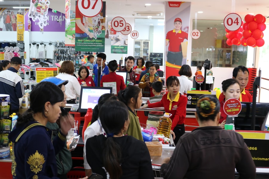 Hàng nghìn khách hàng đổ về siêu thị VinMart Nam Đàn 'săn' hàng 'sinh nhật vàng'