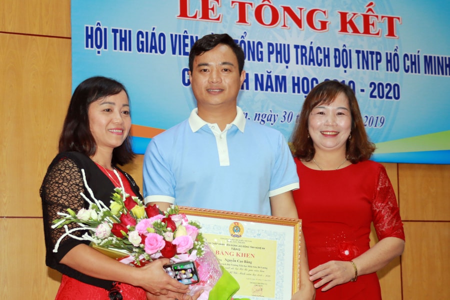 Thầy giáo Đô Lương đạt 'quán quân' Hội thi tổng phụ trách đội giỏi tỉnh Nghệ An