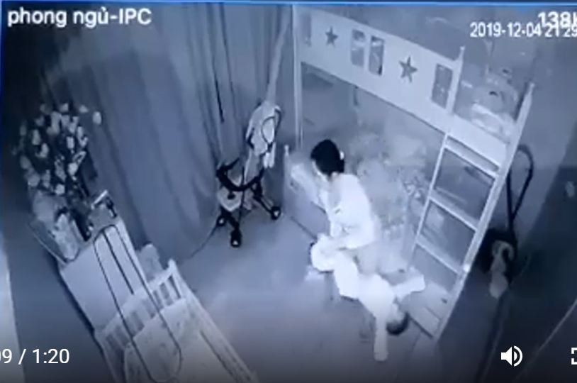 Nghệ An: Bé gái hơn 1 tuổi bị người giúp việc cầm chân dốc ngược như đồ vật