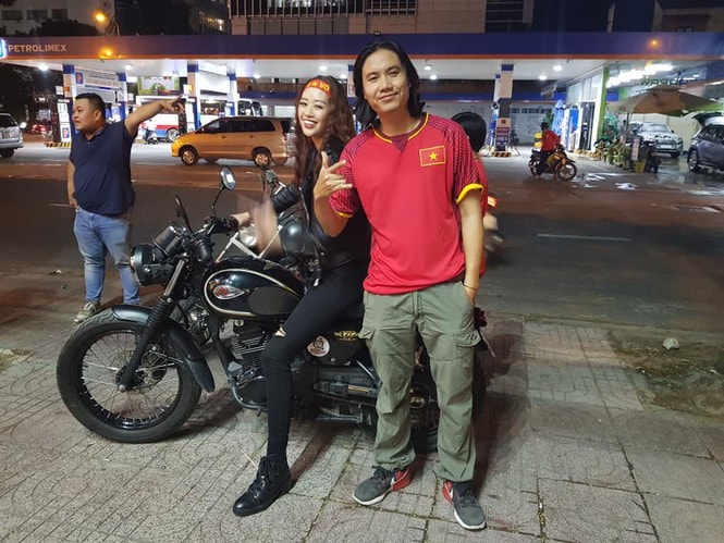 Tân Hoa hậu hoàn vũ Việt Nam Khánh Vân cuồng nhiệt với bóng đá