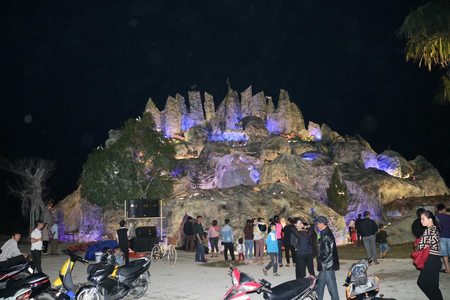 Hang đá khổng lồ làm từ hàng nghìn cây tre chào đón Giáng sinh ở Nghệ An