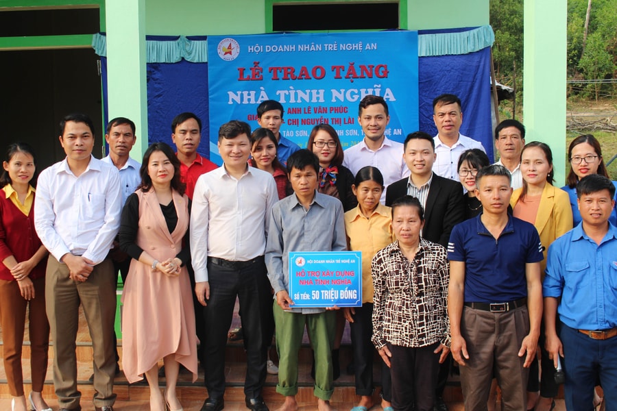 Trao nhà tình nghĩa cho hộ nghèo ở xã Tào Sơn, huyện Anh Sơn