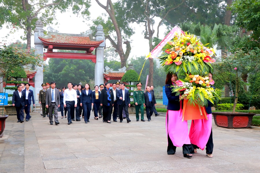 Phó Chủ tịch Thường trực Quốc hội Tòng Thị Phóng dâng hương tại Khu Di tích Kim Liên