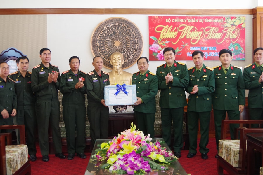 Bộ CHQS tỉnh Hủa Phăn chúc Tết Bộ CHQS Nghệ An và Bộ đội Biên phòng tỉnh
