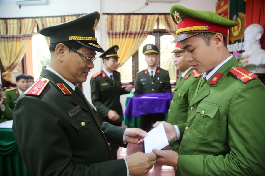 Thiếu tướng Nguyễn Hữu Cầu chúc Tết Công an 2 huyện vùng cao