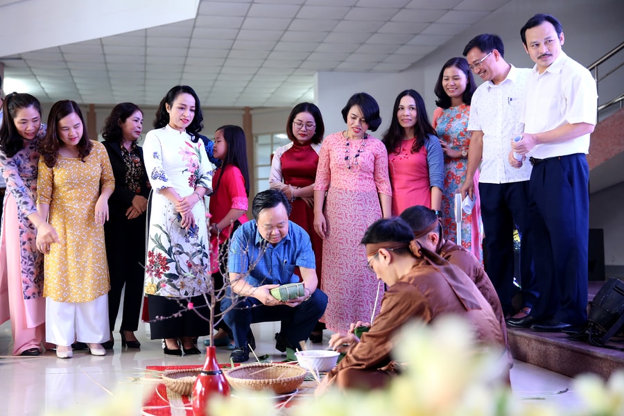 Hào hứng hội thi gói bánh chưng, nấu bánh ngào vui Tết sum vầy ở Báo Nghệ An