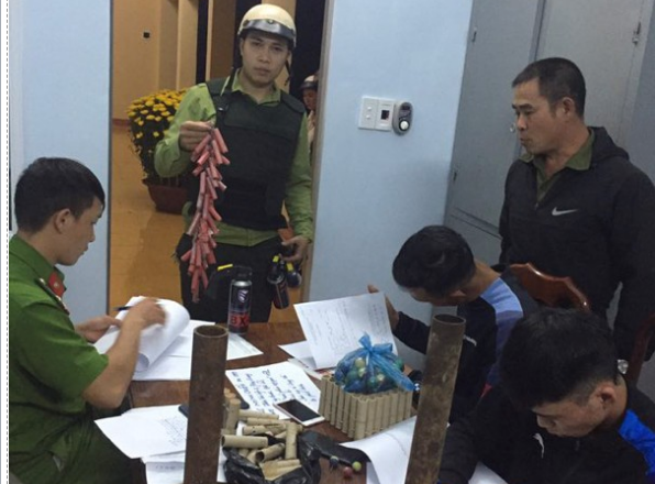 Bị yêu cầu dừng đốt pháo, nhóm thanh niên đánh công an xã trọng thương