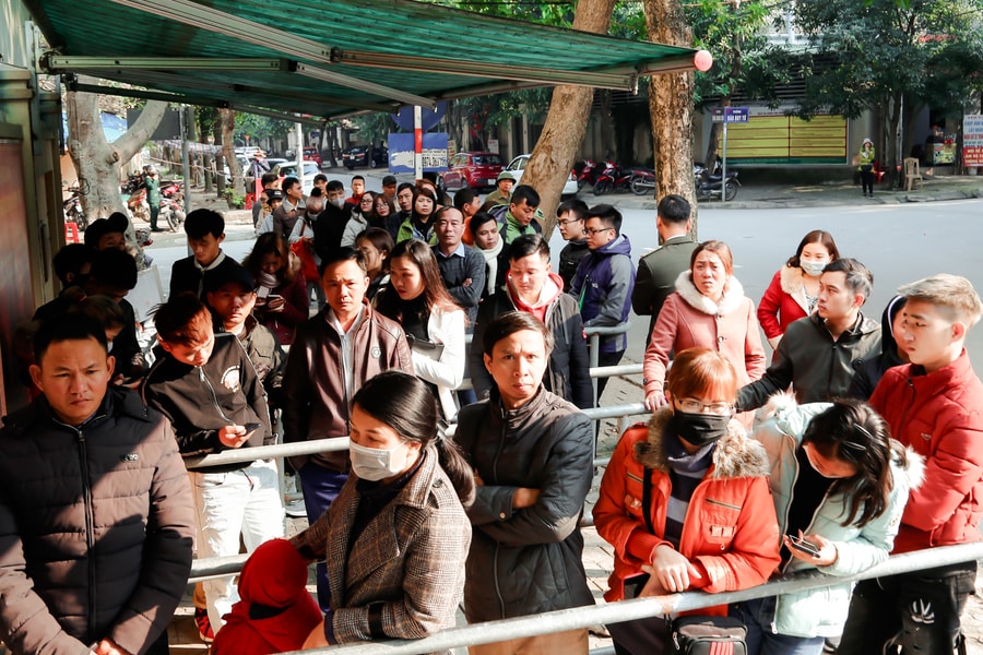 Sau Tết, người dân ở Nghệ An chen chân làm hộ chiếu, chứng minh thư
