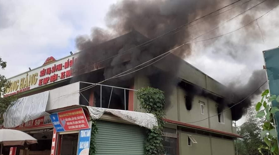 Cháy lớn ở cửa hàng nội thất tại Nghệ An