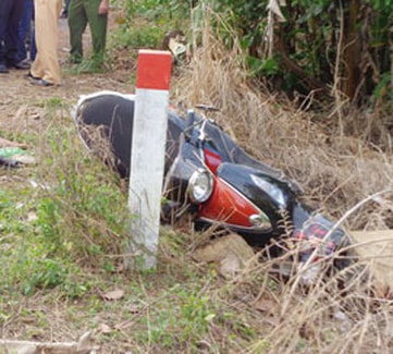 2 thanh niên tử vong khi xe máy chở 3 lao vào cột mốc