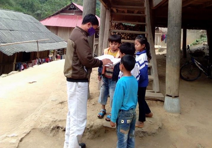 Giáo viên Nghệ An  đến từng nhà giao bài tập, giảng bài cho học sinh trong mùa dịch