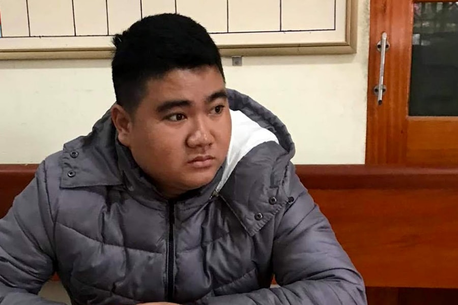 Thanh niên rượt theo 2 người phụ nữ để cướp giật điện thoại