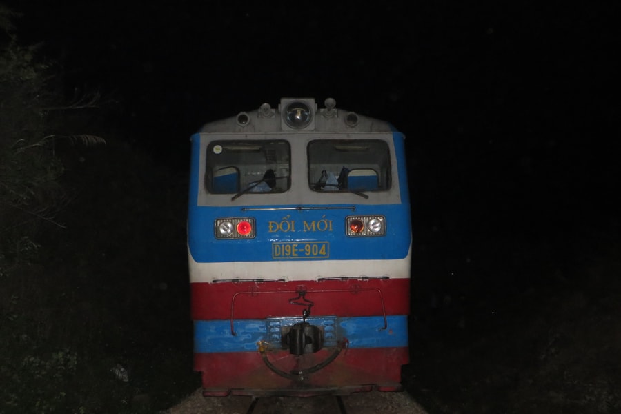 Đi bộ qua đường sắt, nam thanh niên Nghệ An bị tàu hỏa đâm văng xuống ruộng