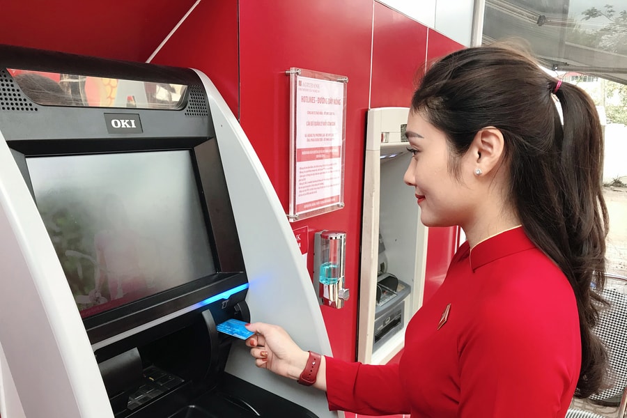 Agribank chi nhánh Tây Nghệ An tiên phong đưa vào sử dụng máy gửi, rút tiền tự động