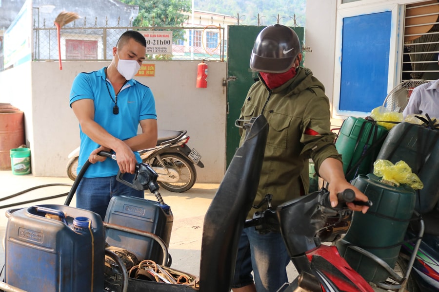 Xăng rẻ, người dân Nghệ An đổ xô đi mua để... dự trữ 