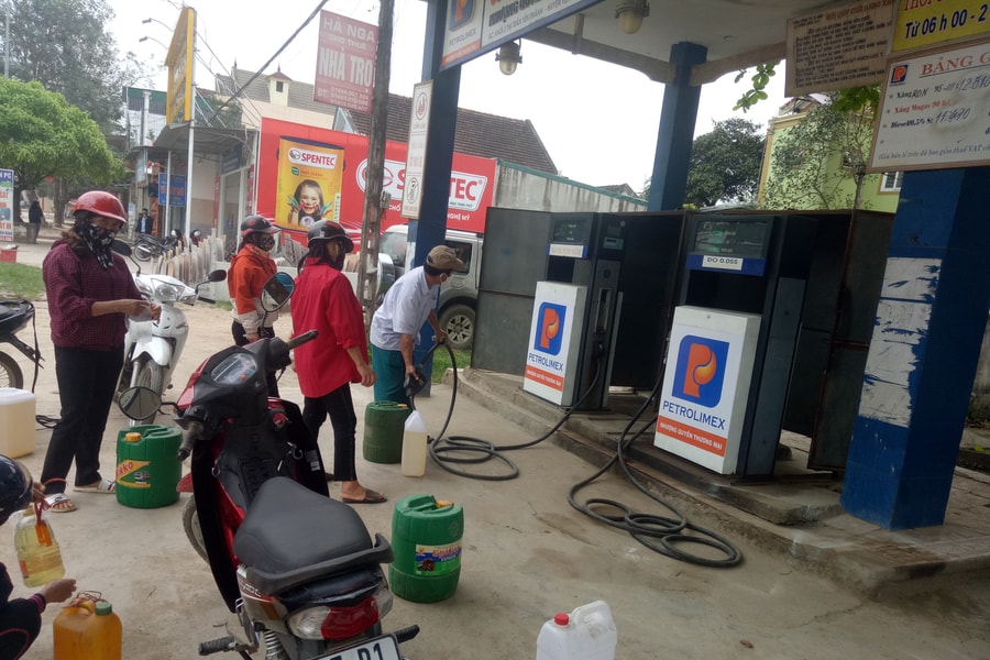 Cây xăng dầu không chịu giảm giá, treo biển nghỉ vì Covid ở Nghệ An 
