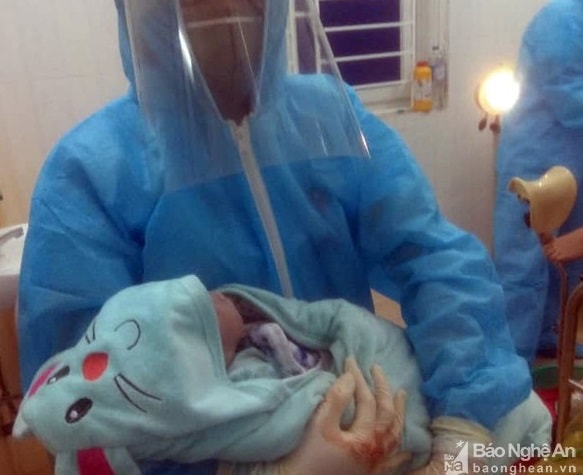 Sản phụ Nghệ An đang cách ly tại nhà chuyển dạ sinh con 