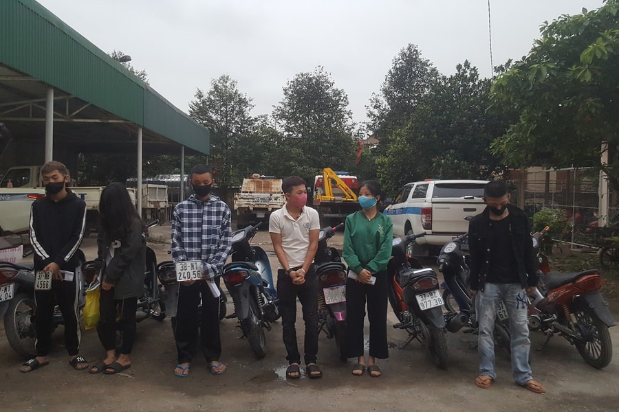 Chặn bắt nhóm nam nữ tháo biển số, chạy xe tốc độ cao ở TP Vinh  