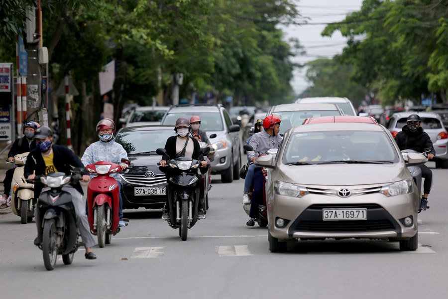 Chưa hết thời hạn cách ly, đường TP Vinh đã nhộn nhịp như thường
