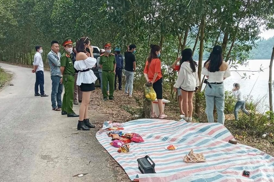 Xử phạt 'kép' 9 nam nữ thanh niên ở Nghệ An tụ tập dã ngoại giữa lúc cách ly