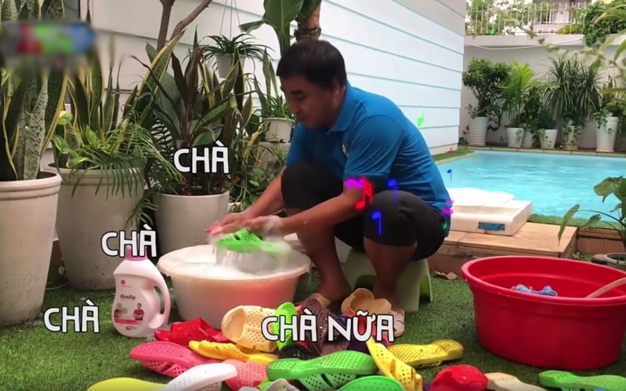 MC Quyền Linh khoe 'siêu thị' dép tổ ong trong biệt thự 21 tỷ đồng