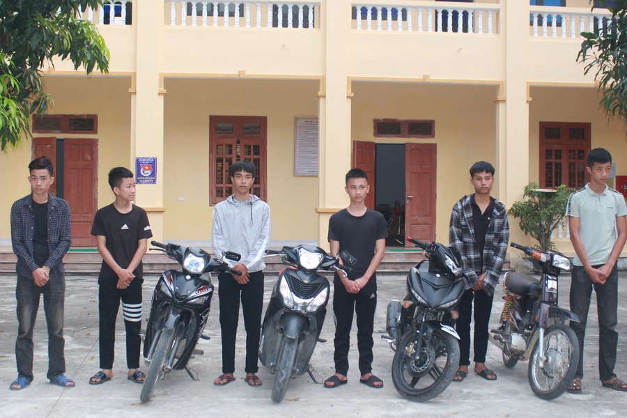 Bắt giữ 8 thanh thiếu niên thế hệ 2X đua xe, lạng lách đêm khuya