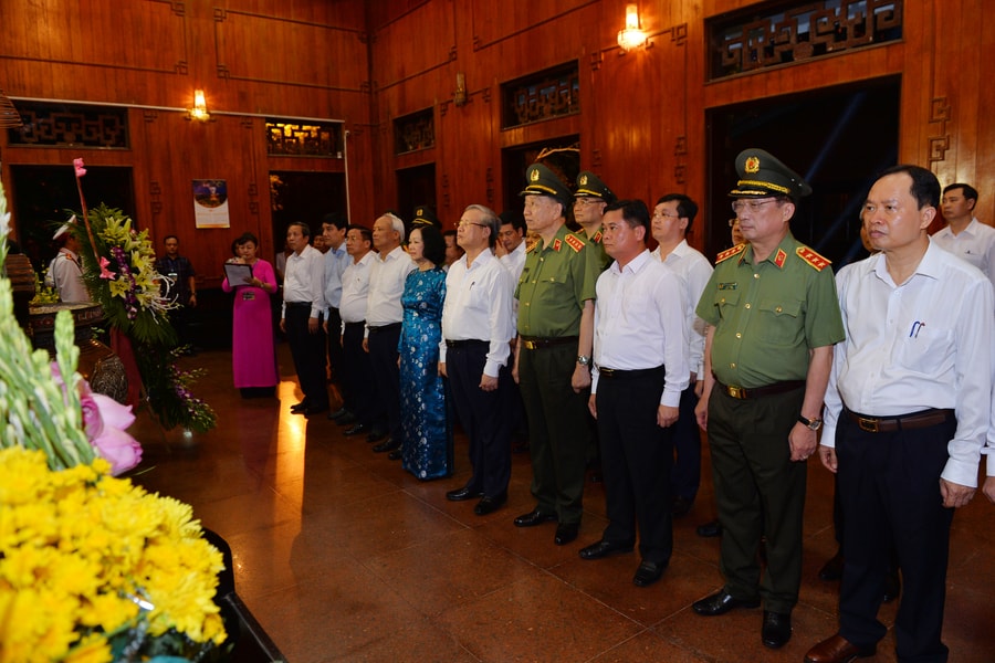 Các đồng chí Trần Quốc Vượng, Trương Thị Mai và Đại tướng Tô Lâm dâng hương tại Khu Di tích Kim Liên