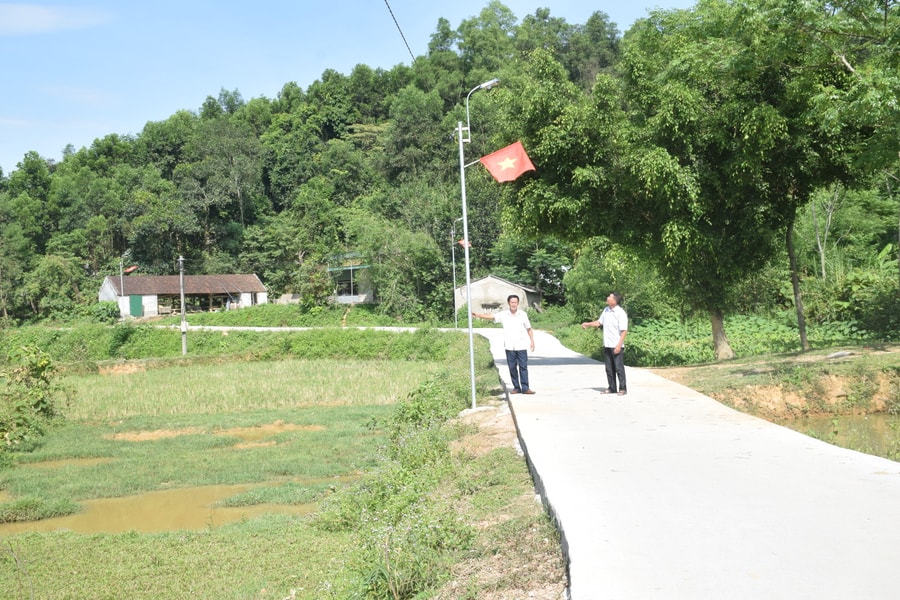 Nông dân xã miền núi Nghệ An góp hàng chục triệu đồng/hộ làm đường nông thôn mới