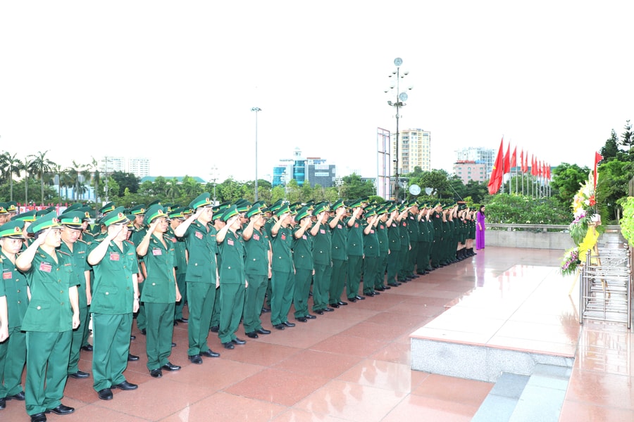 Đoàn đại biểu Đại hội Đảng bộ BĐBP Nghệ An dâng hoa báo công với Chủ tịch Hồ Chí Minh  ​