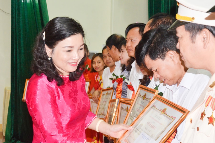 Biểu dương 166 điển hình tiên tiến ở Nam Đàn trong phong trào thi đua yêu nước 