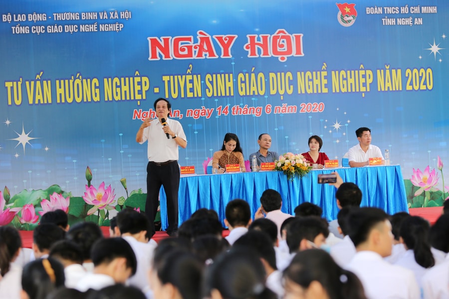 Gần 3.000 học sinh Nghệ An tham gia ngày hội Tư vấn hướng nghiệp