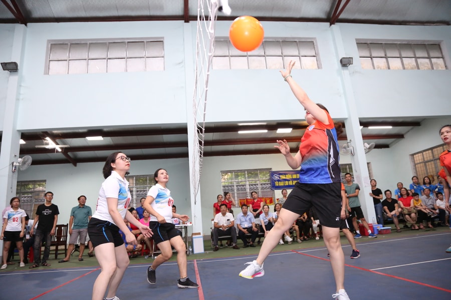 Sôi nổi các trận đấu tại Giải Bóng chuyền hơi nữ Công đoàn Viên chức Nghệ An