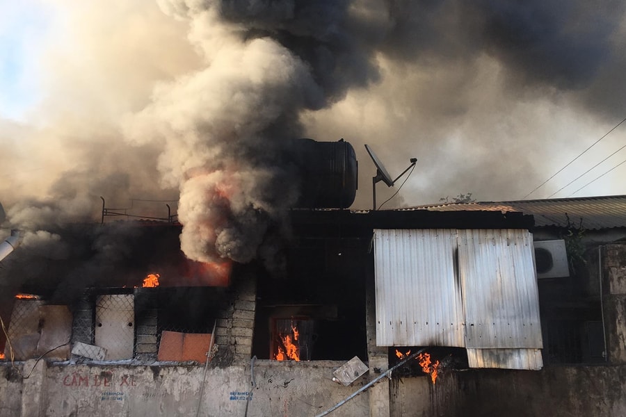 Lửa bùng phát từ ki ốt bán vàng mã, hàng trăm người hô hoán dập lửa cứu chợ