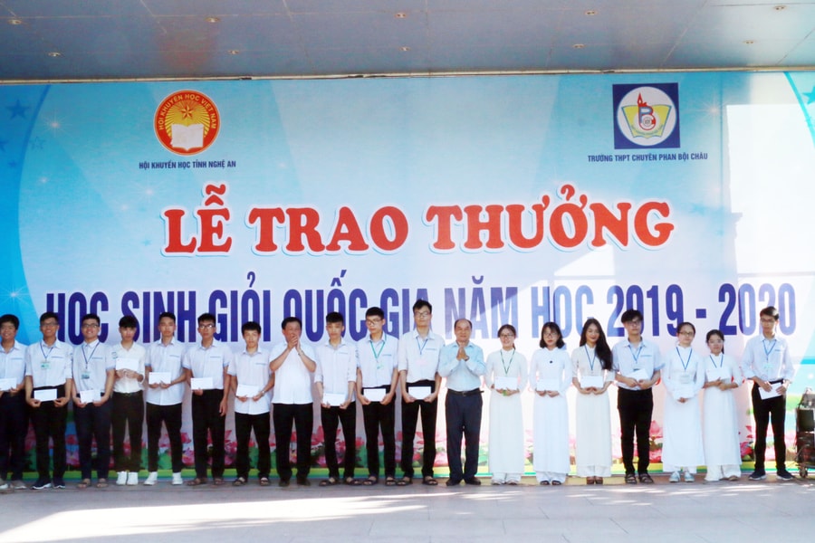 Trao thưởng các học sinh Nghệ An đạt giải cao trong năm học 2019 - 2020