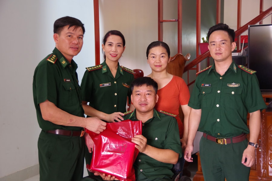Bộ đội Biên phòng Nghệ An thăm, tặng quà Đại úy Nguyễn Đình Tài
