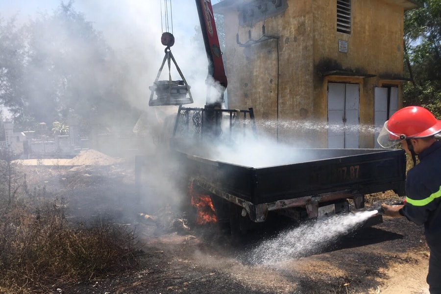 Xe cẩu bốc cháy cạnh trạm biến áp, tài xế tử vong tại chỗ