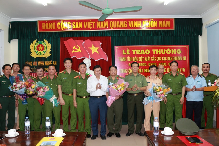 Khen thưởng 5 chuyên án thu giữ 54 kg ma túy dạng đá ở Nghệ An