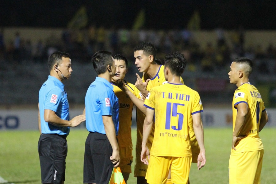 Hai tình huống gây tranh cãi của trọng tài trận Quảng Nam - Sông Lam Nghệ An