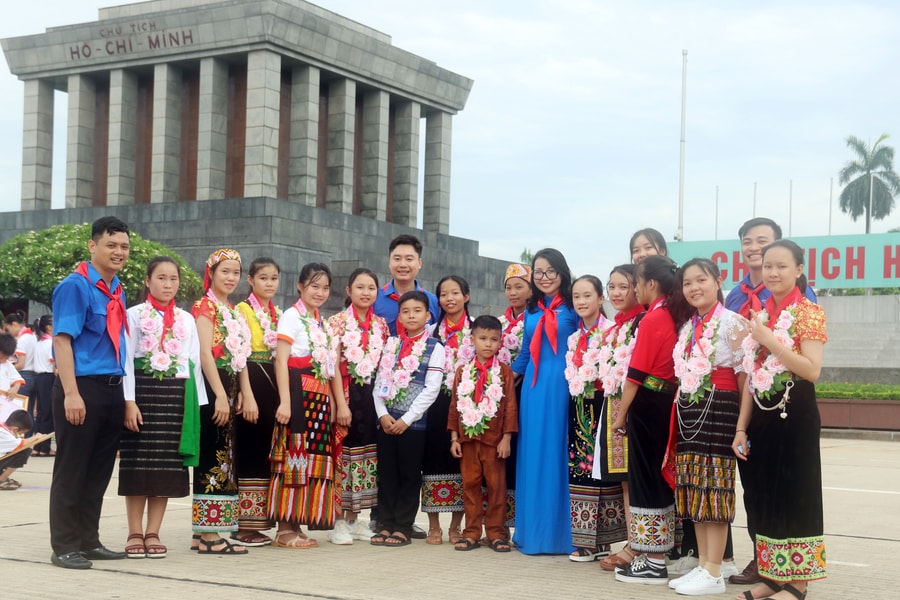 Đoàn đại biểu Cháu ngoan Bác Hồ tỉnh Nghệ An báo công dâng Bác tại Quảng trường Ba Đình