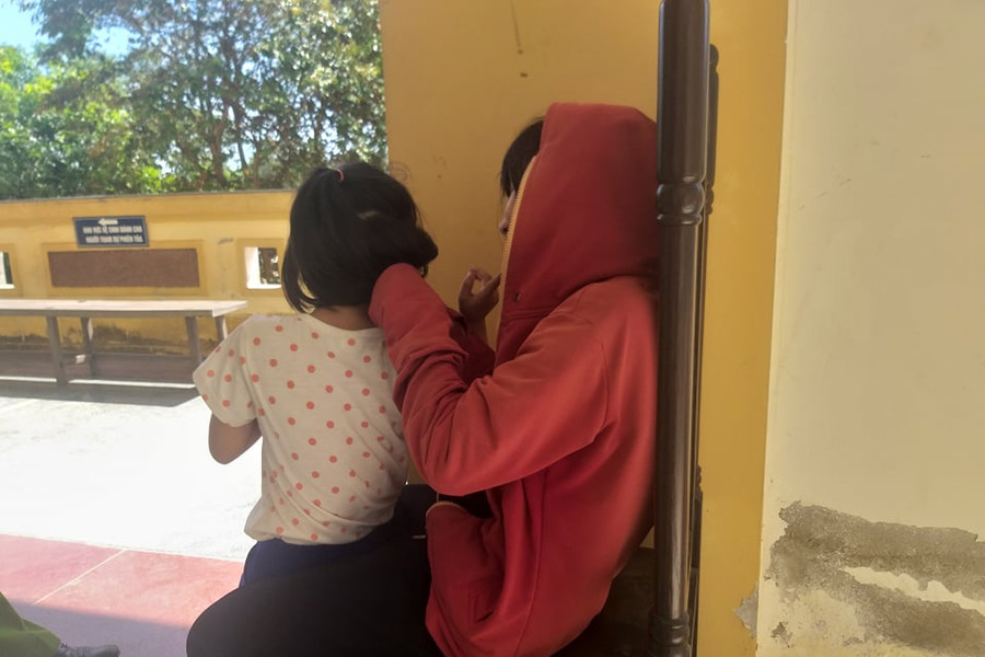 Người vợ ôm 3 đứa con thơ đến phiên tòa xét xử gã hàng xóm đâm chết chồng