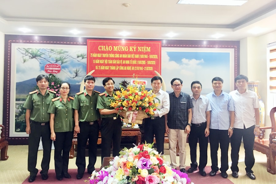 Ban Tuyên giáo Tỉnh ủy chúc mừng Công an tỉnh nhân kỷ niệm 75 năm ngày truyền thống Công an nhân dân