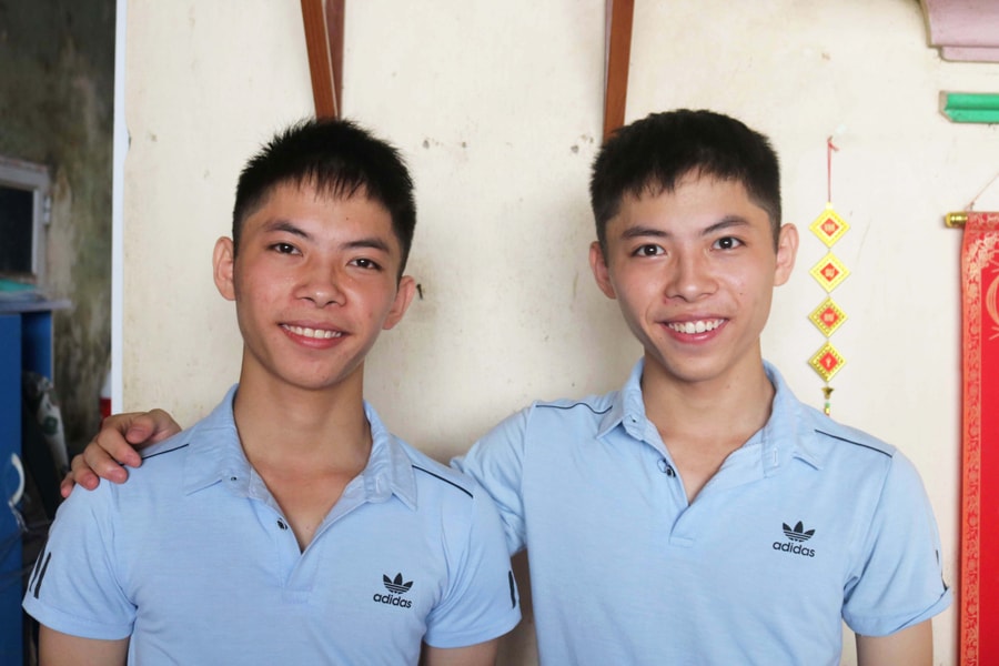 Cặp song sinh ở Nghệ An có điểm thi tốt nghiệp toàn trên 9 và 10