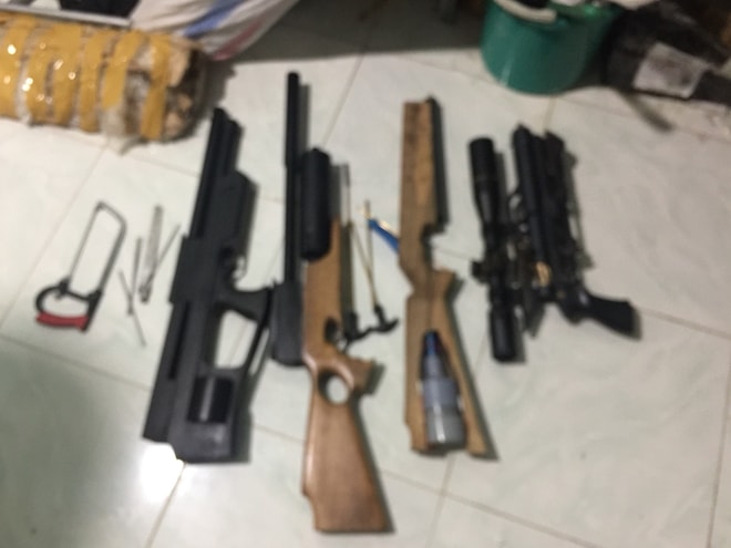 Bắt 2 nam thanh niên thuê nhà tự sản xuất súng
