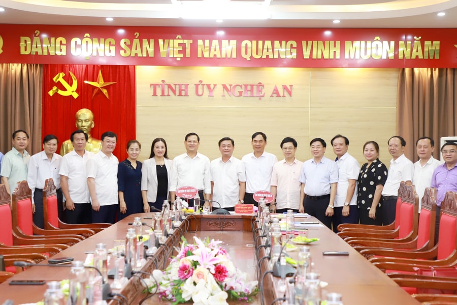 Gặp mặt chia tay hai nguyên Ủy viên Ban Thường vụ Tỉnh ủy Nghệ An nghỉ chờ hưu theo chế độ
