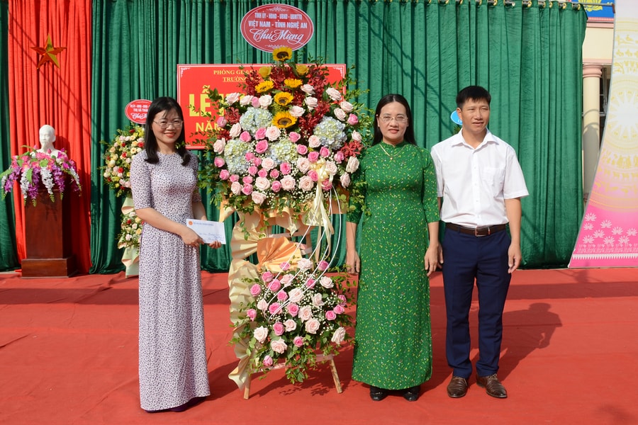 Đồng chí Cao Thị Hiền đánh trống khai giảng năm học mới tại Trường THCS Hòa Hiếu 2