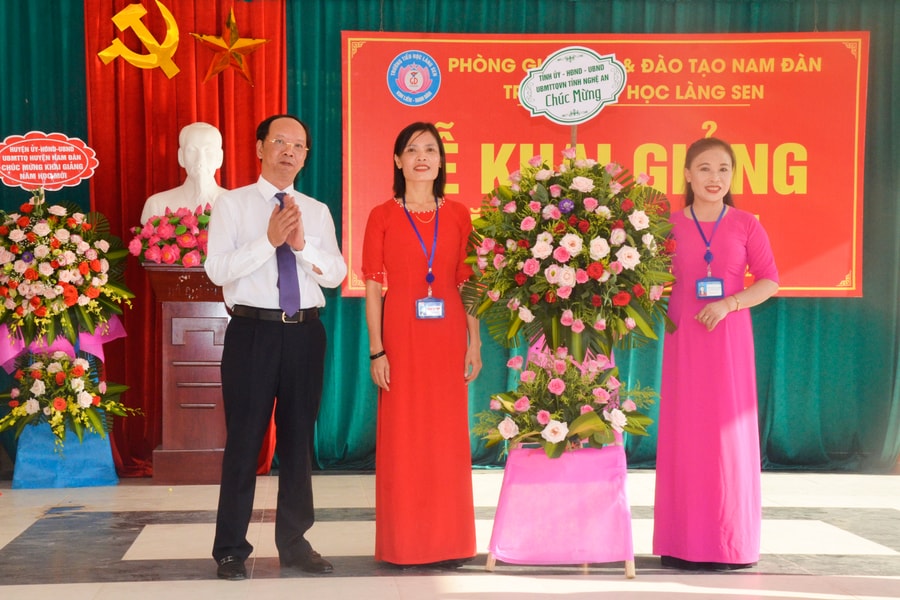 Chủ nhiệm Ủy ban Kiểm tra Tỉnh ủy dự Khai giảng năm học mới tại Trường Tiểu học Làng Sen