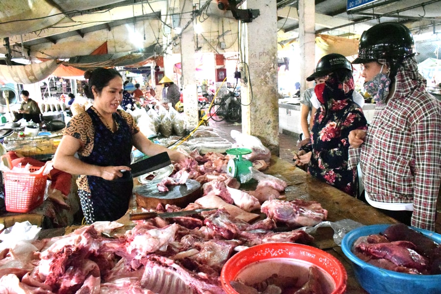 Giá thịt lợn ở Nghệ An tiếp tục giảm mạnh