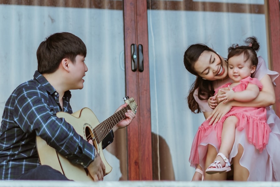 Ca sỹ Ngọc Anh chính thức công khai bố của con gái MiA trong MV mới