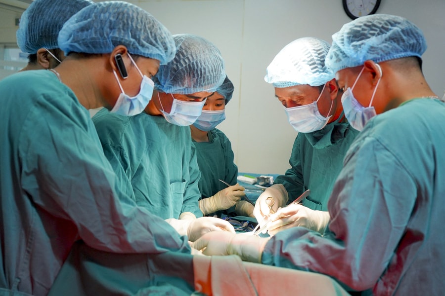 Giáo sư đầu ngành trực tiếp phẫu thuật cho bệnh nhân tại Bệnh viện đa khoa Cửa Đông
